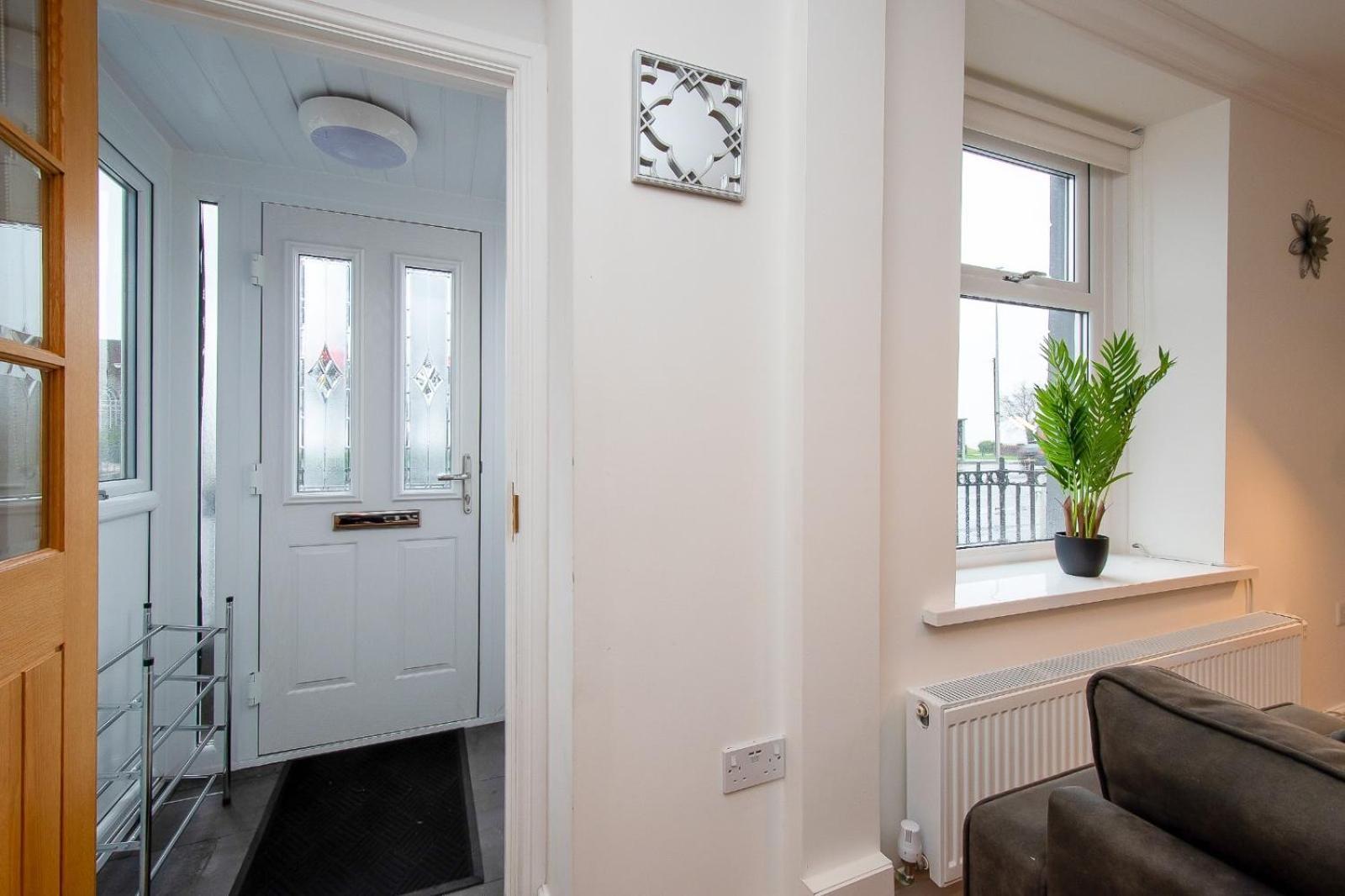 Casa One Hundred - A Beautiful 4 Bed House On The Beach Front Свонсі Екстер'єр фото